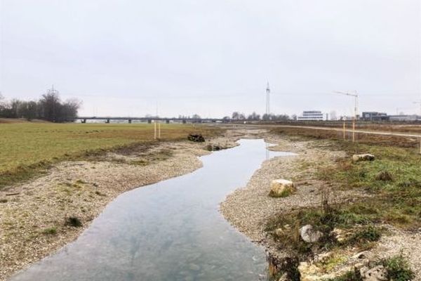 Neu entstandener Bachlauf mit Sitzsteinen und Baumpflanzungen Neu entstandener Bachlauf mit Sitzsteinen und Baumpflanzungen