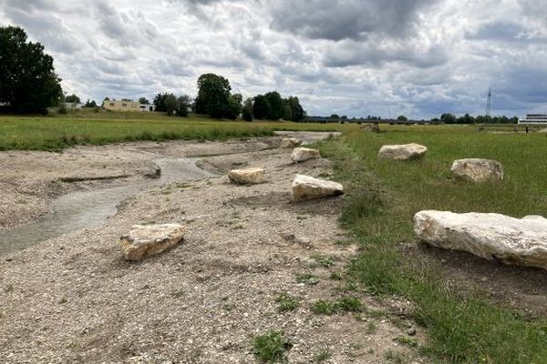 Sitzsteine entlang des neu entstandenen Bachlaufs Sitzsteine entlang des neu entstandenen Bachlaufs