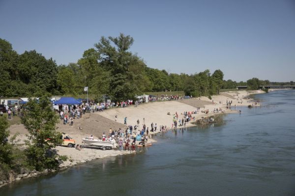 Zahlreiche Besucher verbrachten Ihren Sonntagnachmittag bei strahlendem Sonnenschein am neuen Isarstrand. Zahlreiche Besucher verbrachten Ihren Sonntagnachmittag bei strahlendem Sonnenschein am neuen Isarstrand.