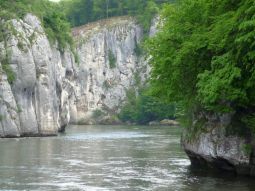 steile und hohe Jurafelsen links und rechts der Donau