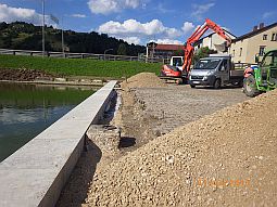 Bauarbeiten zur Auswechslung der Abdecksteine an der Kaimauer im Alten Hafen Kelheim